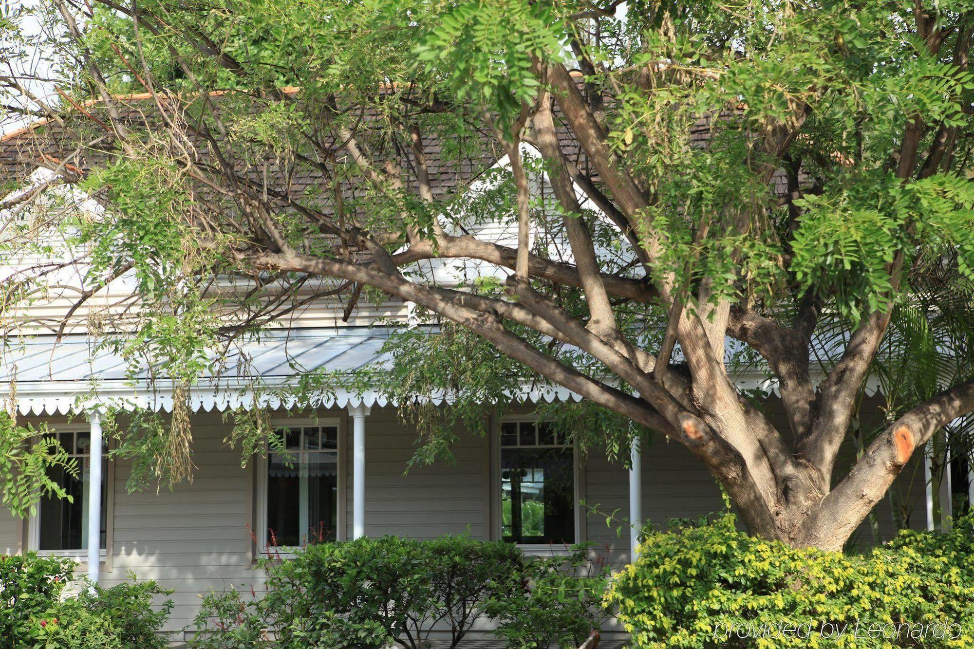 Lux* Saint Gilles Resort Exterior photo The house in 2007
